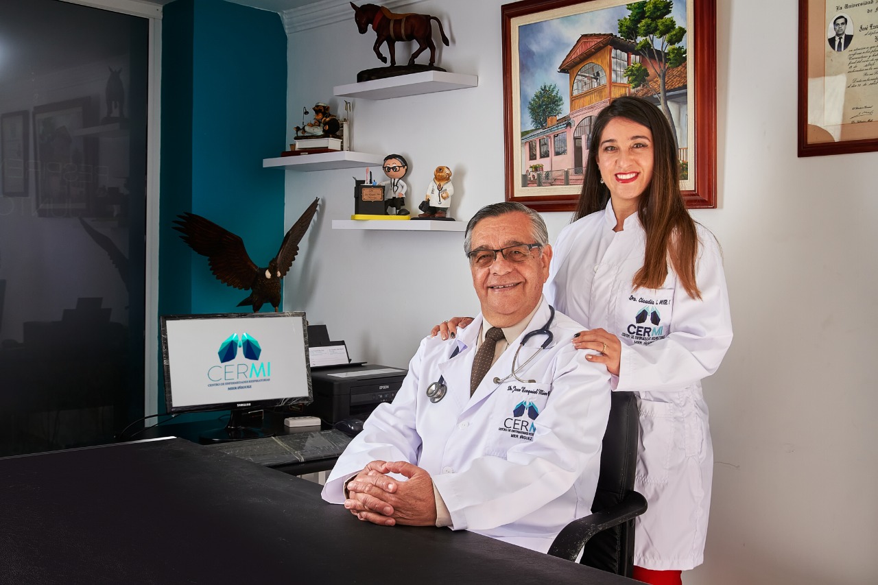Equipo médico CERMI en consultorio